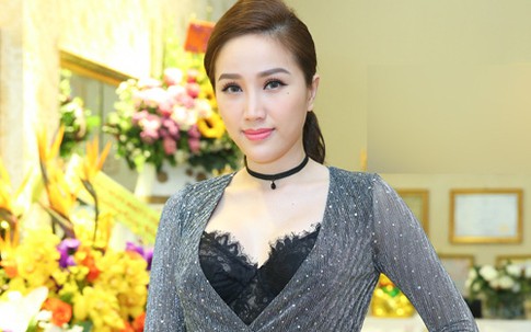 Bảo Thy mặc gợi cảm, ngồi xe sang đi sự kiện