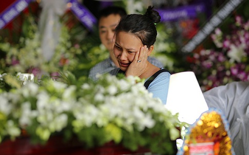 Con gái NSƯT Quang Lý từ Đan Mạch về, nức nở bên linh cữu cha