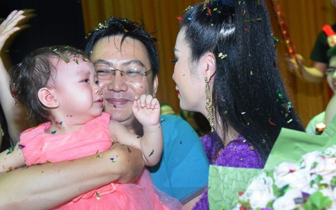 Trịnh Kim Chi nghẹn ngào khi chồng và 2 con mừng sinh nhật