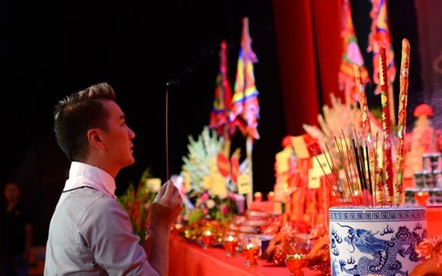 Đàm Vĩnh Hưng ra Hà Nội dâng hương Tổ nghề sân khấu