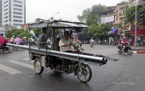 Vụ bé trai bị tôn cứa cổ: Xe hung thần chở sắt khắp Hà Nội