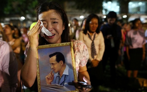 Người Thái Lan òa khóc khi nghe tin nhà vua qua đời