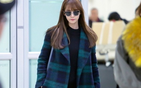 Sao Hàn trẻ trung với áo khoác kẻ caro