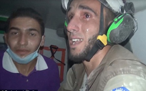 Lính cứu hộ bật khóc khi cứu bé gái 30 ngày tuổi sau cuộc không kích Syria