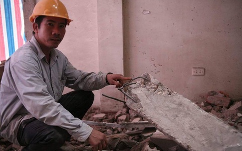Hà Nội: Tháo dỡ 4 căn nhà nghiêng như tháp Pisa