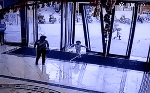 Hàng loạt tai nạn từ cửa kính đe dọa tính mạng trẻ em gây sốc