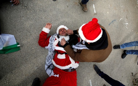 Loạt ảnh chấn động nhất thế giới tuần sóng gió trước Noel