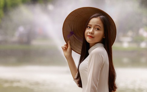 Nữ Cảnh sát tương lai duyên dáng với áo dài truyền thống