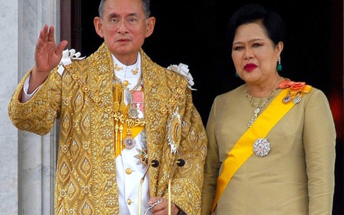Đường tình trái ngược của Nhà vua Thái Lan và con trai