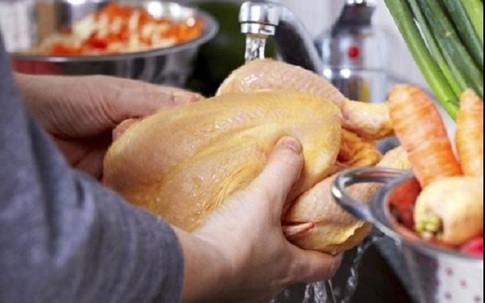 Thực hư việc rửa thịt gà trước khi nấu có thể gây chết người?