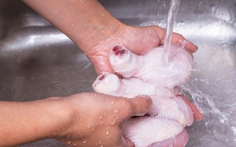 Sai lầm rửa thịt gà trước khi chế biến