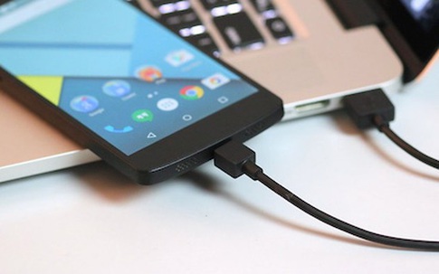 Tại sao không nên cắm điện thoại vào cổng sạc USB?