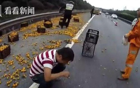 Tài xế khóc nức nở vì xe cam bị lật mà người dân vẫn lao vào hôi của
