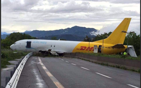 Máy bay Boeing 737 hạ cánh bằng bụng ở Italy