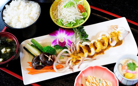 Cách làm món ăn Nhật đơn giản: Set cơm mực hấp sốt chanh dây