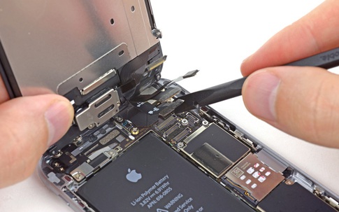 Kinh nghiệm tránh bị "luộc" linh kiện khi đi sửa iPhone bị rơi nước