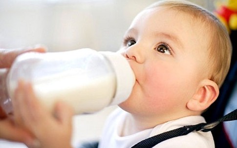 Sữa mẹ dính máu có đáng lo?