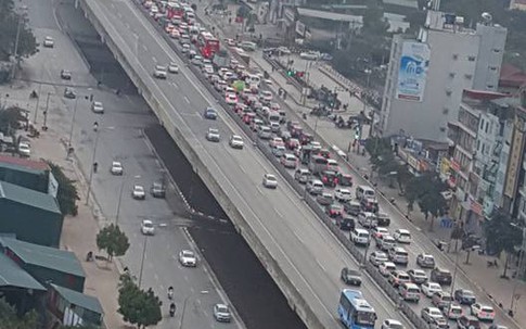 Tai nạn trên cao tốc Pháp Vân gây tắc dài sáng 28 Tết
