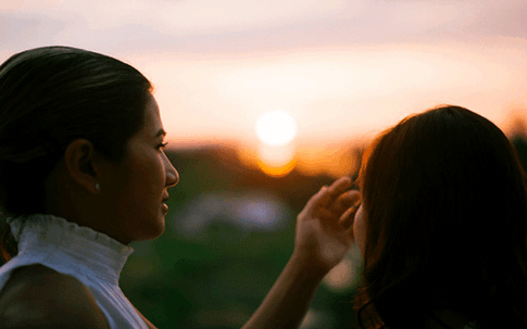 Sụp đổ ôm tình đơn phương nhìn bạn đồng giới theo chồng