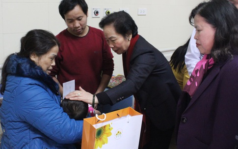 Phó Chủ tịch nước thăm Bệnh viện K và  tặng quà Tết cho bệnh nhi
