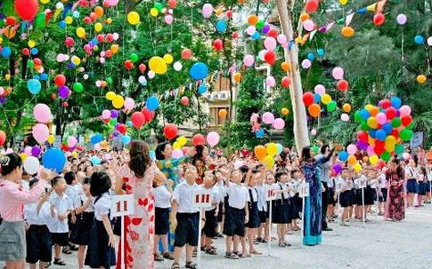 Sân trường rợp cờ hoa trong ngày khai giảng năm học mới