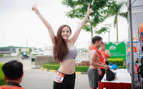 Mai Phương Thúy khoe eo thon da trắng ngần tại Hà Nội