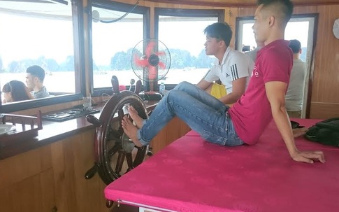 Hành khách hú vía vì lái tàu bằng... chân trên Vịnh Hạ Long