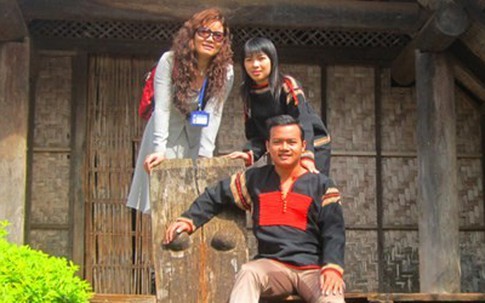 Nữ tiến sĩ của buôn làng