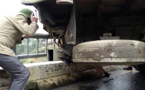 Xe tải mất lái đâm trung tá CSGT tử vong