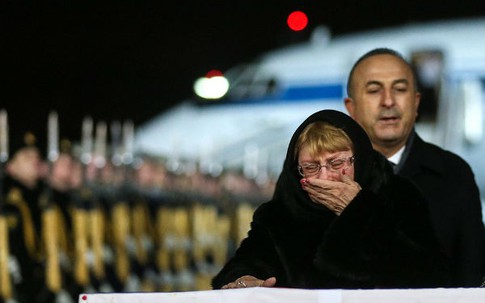 Hai người phụ nữ khóc ngất bên thi thể đại sứ Nga bị bắn tại Thổ Nhĩ Kỳ