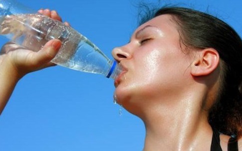 Uống nước lạnh mùa hè, thói quen tự hại mình