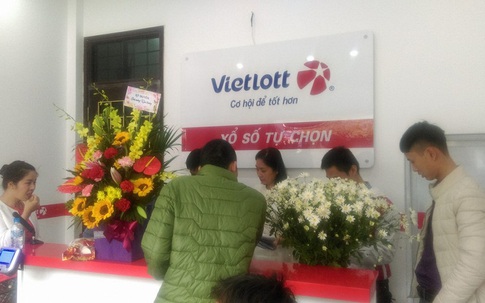 Người Hà Nội háo hức trong ngày đầu xổ số Vietlott khai trương