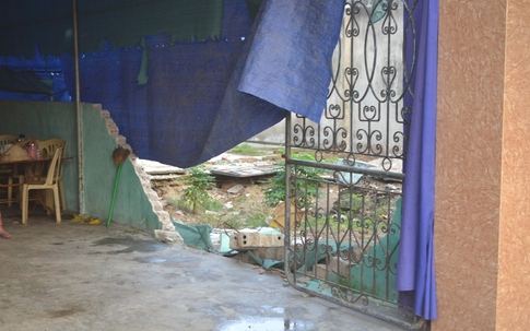 Xe điên “bay” qua dải phân cách, lao vào nhà dân