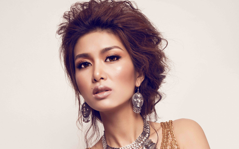 Hoa hậu làm mẹ đơn thân nhuộm da nâu để thêm gợi cảm