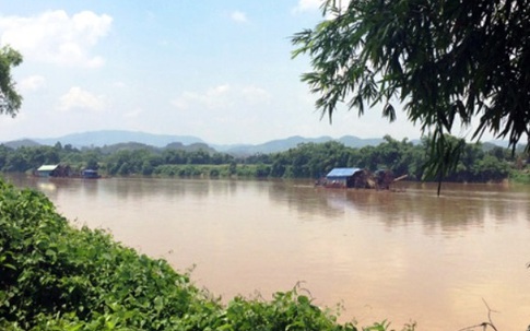 Tìm thấy thi thể 2 học sinh chết đuối ở ven sông Hồng