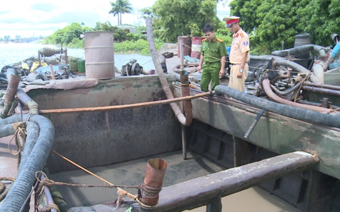 Hải Phòng: Bắt giữ 3 tàu cát tặc trên sông Lạch Tray