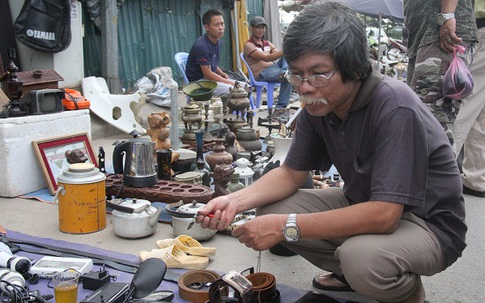 Ngày đầu năm, hàng trăm người đến chợ đồ cũ "lục lọi" kỷ niệm