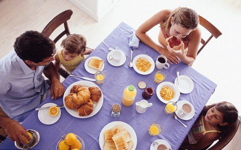 Ăn sáng rất nguy hiểm và bắt trẻ em ăn sáng là “lạm dụng trẻ em” ?