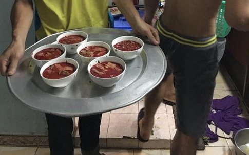 Liều mạng ăn tiết canh giữa mùa cúm gia cầm