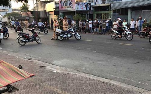 Tá hỏa phát hiện đôi nam nữ ôm nhau chết trên vỉa hè