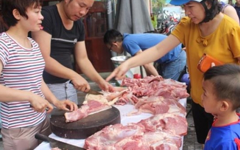 Thịt ngon, rẻ, người Hà Nội "vác" cả chục cân về ăn dần