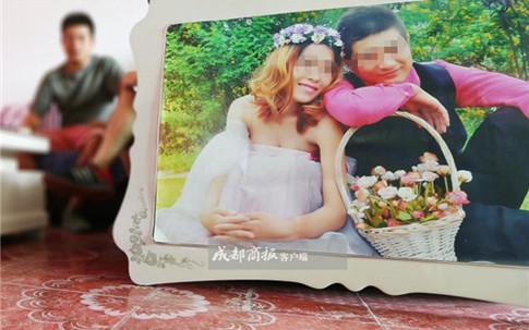 Chuyện thật như đùa: Vợ chồng “tá hỏa” phát hiện mình treo ảnh cưới cặp khác trên đầu giường suốt 2 năm