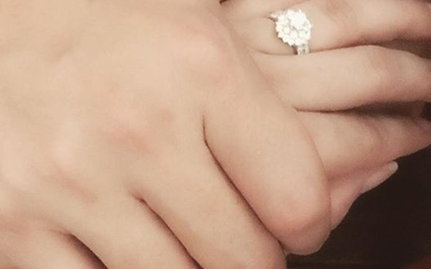 Mỹ nữ Việt khiến fan trầm trồ khi được chồng tặng nhẫn kim cương bạc tỷ