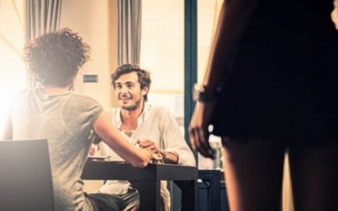 Chồng nhắn tin cho chị đồng nghiệp thế này, tôi có nên để yên?