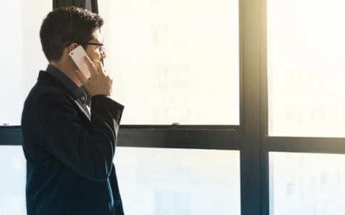 Không thể đứng vững bởi cuộc điện thoại bất ngờ của sếp vợ