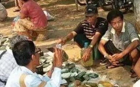 Choáng: Ngọc phỉ thúy thô bán đổ đống như rau ngoài chợ