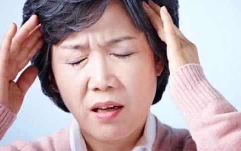 Vì một câu nói từ 20 năm trước, con dâu bỏ mặc mẹ chồng lúc ốm đau