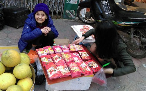 Hà Nội: Tết buồn của cụ bà 80 tuổi bán lì xì trên phố