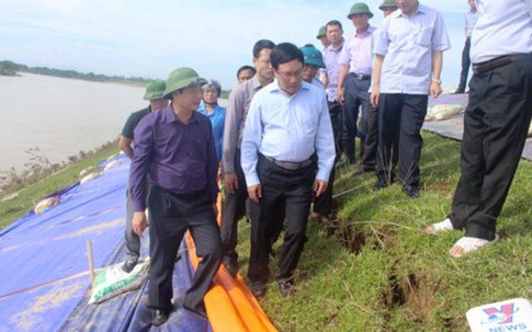 Phó Thủ tướng Phạm Bình Minh kiểm tra tuyến đê sông Chu bị rạn nứt
