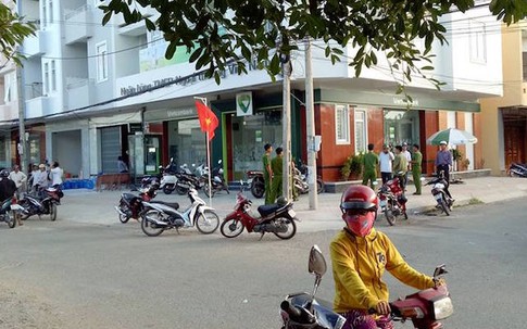 Cảnh sát điều tra kẻ bịt mặt cướp tiền tỷ ở ngân hàng